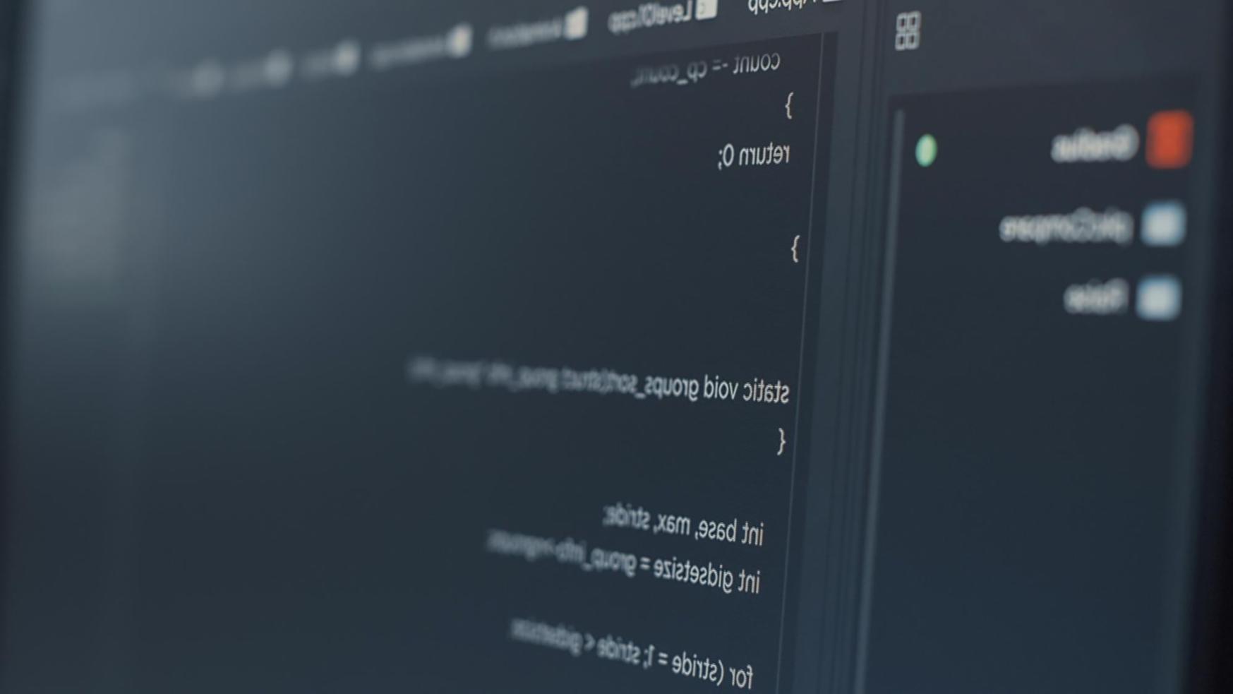 Schermo di computer che mostra codice di programmazione per gioco mobile con debug attivo