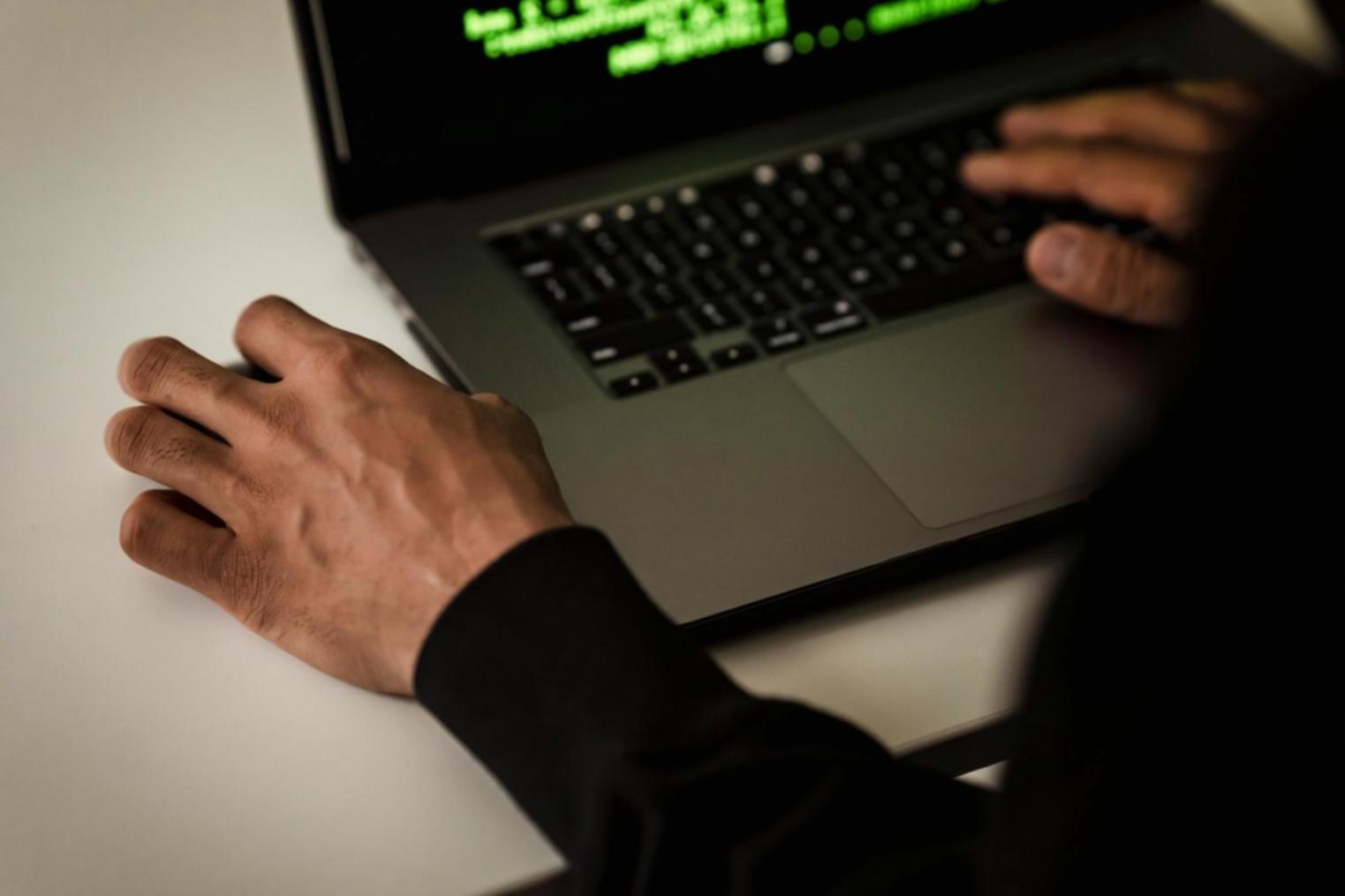 Ambiente di sviluppo mobile con studenti che programmano app utilizzando framework moderni e strumenti professionali