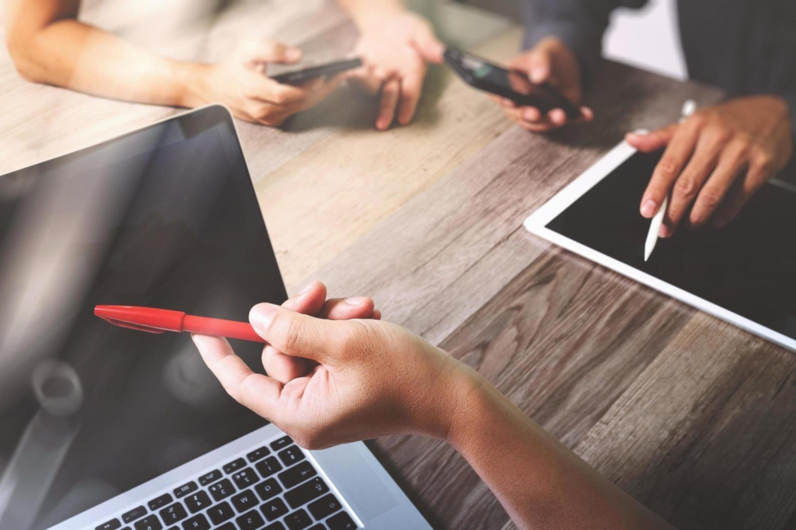 Setup di sviluppo con multiple monitor per programmazione di giochi mobile