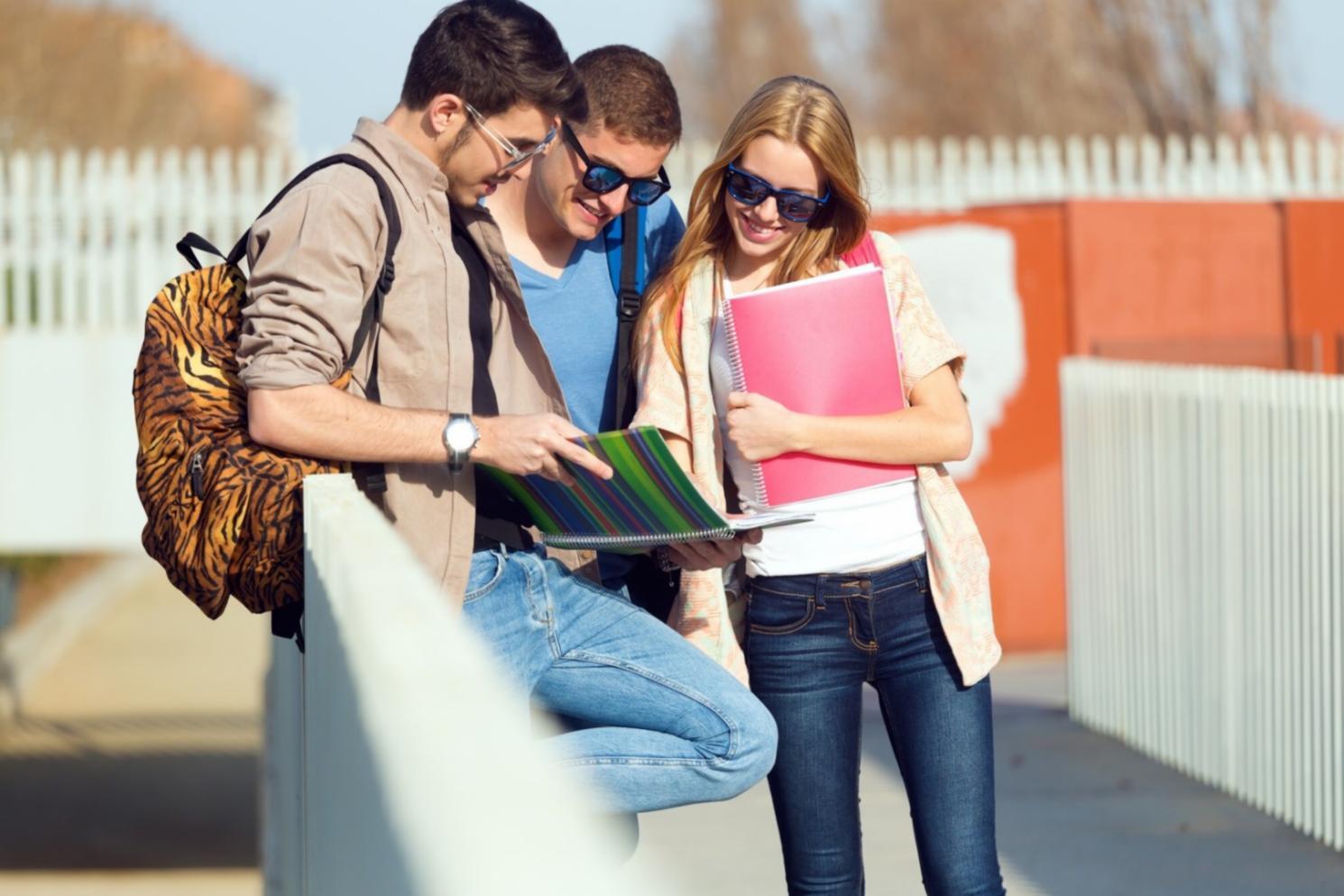 Studenti che lavorano su progetti pratici di sviluppo mobile