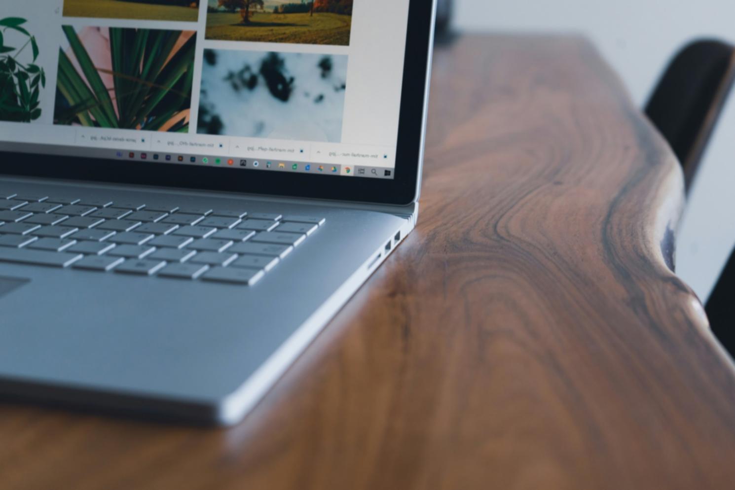 Sviluppatore che lavora su codice di gioco mobile con multiple schermate di programmazione