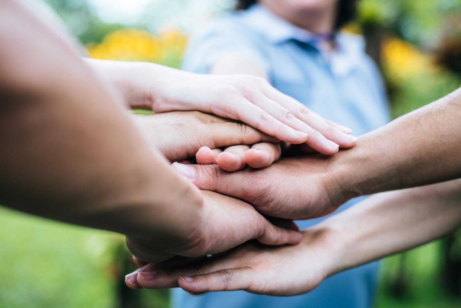 Studenti durante una sessione di programmazione di giochi mobile in aula moderna